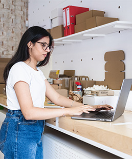 Kobieta wyszukująca informacji na laptopie