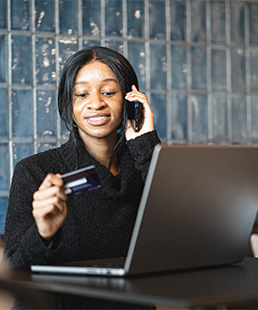 Osoba rozmawiająca przez telefon