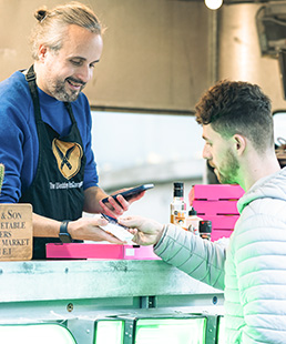 Klient wykonujący transakcję bezgotówkową